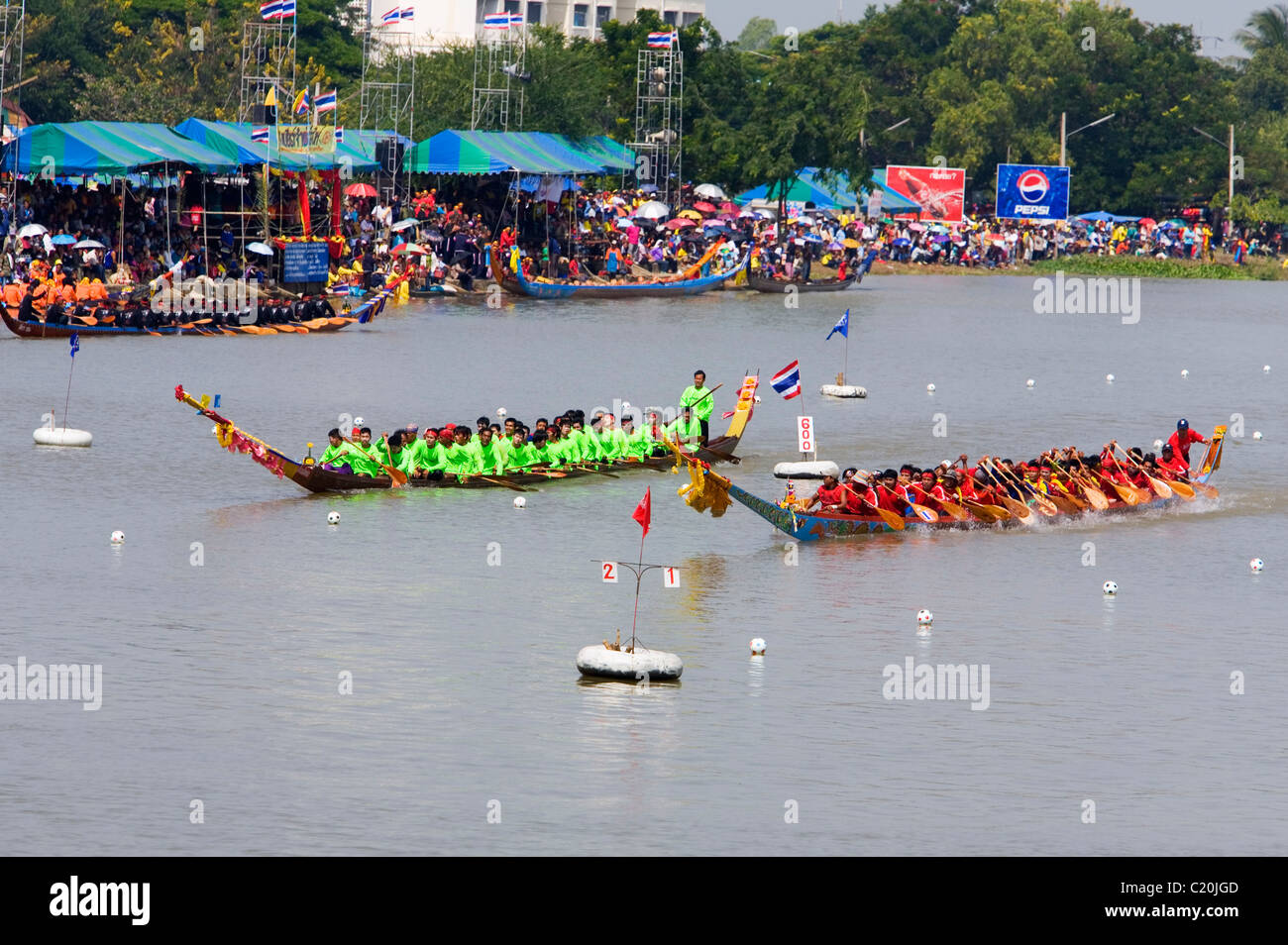 Larga regatas en el río Phimai Chakrai durante el Festival. Phimai, provincia de Nakhon Ratchasima, Tailandia Foto de stock
