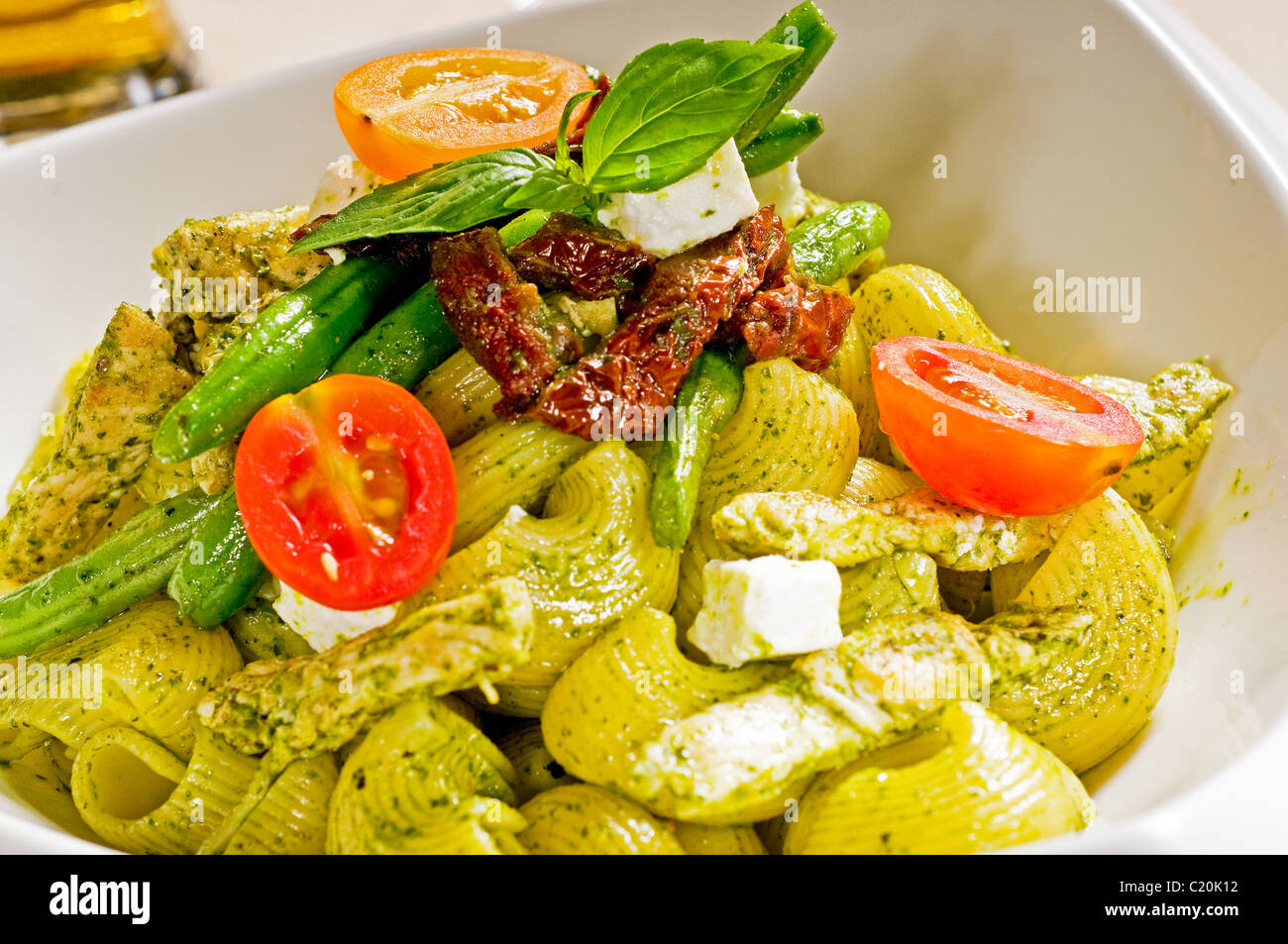 Lumaconi pasta fresca y salsa pesto con verduras y tomates secados,típica comida italiana Foto de stock