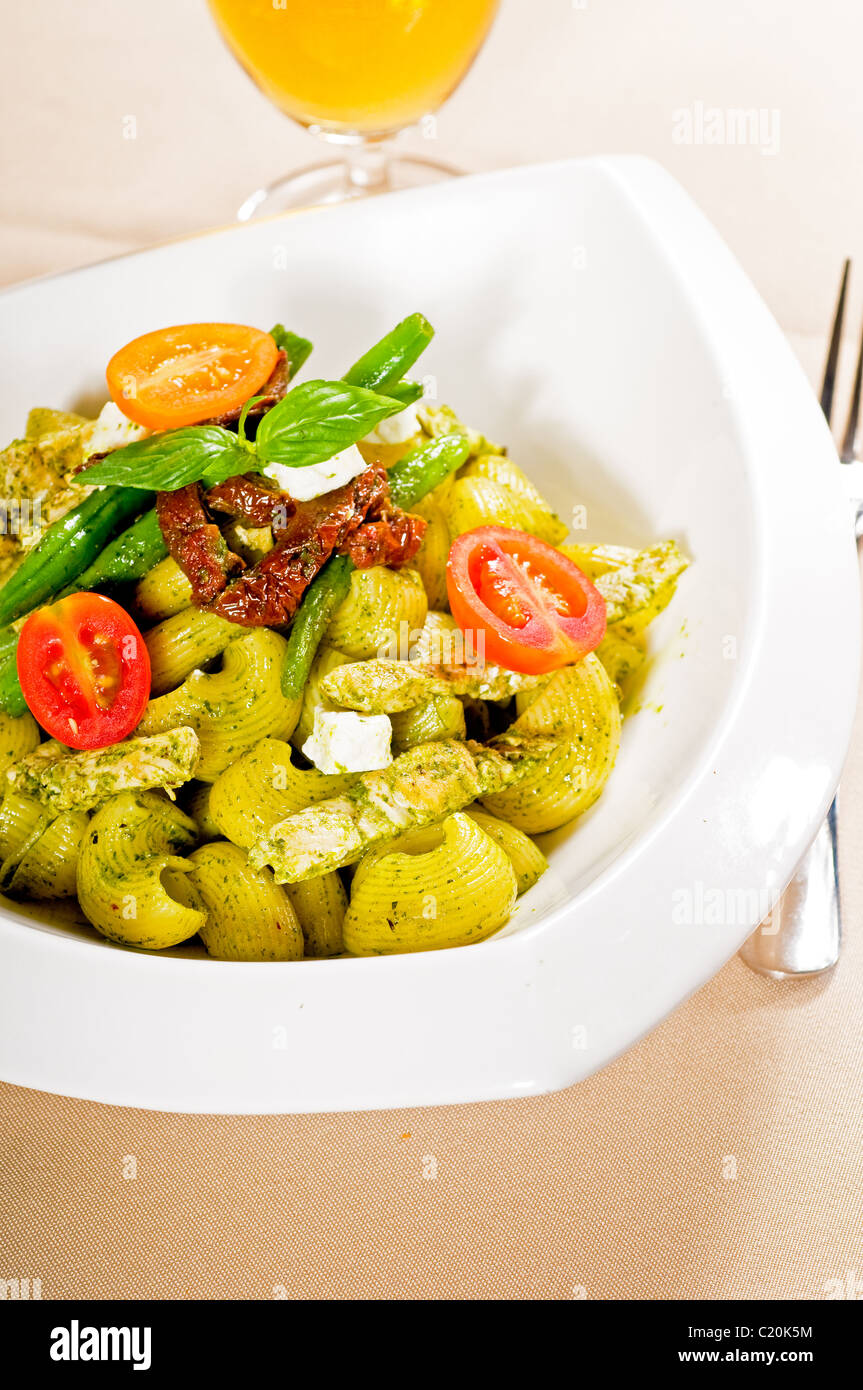 Lumaconi pasta fresca y salsa pesto con verduras y tomates secados,típica comida italiana Foto de stock