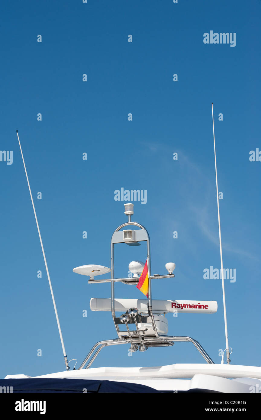 Las antenas y el radar en la parte superior de un barco Fotografía de stock  - Alamy