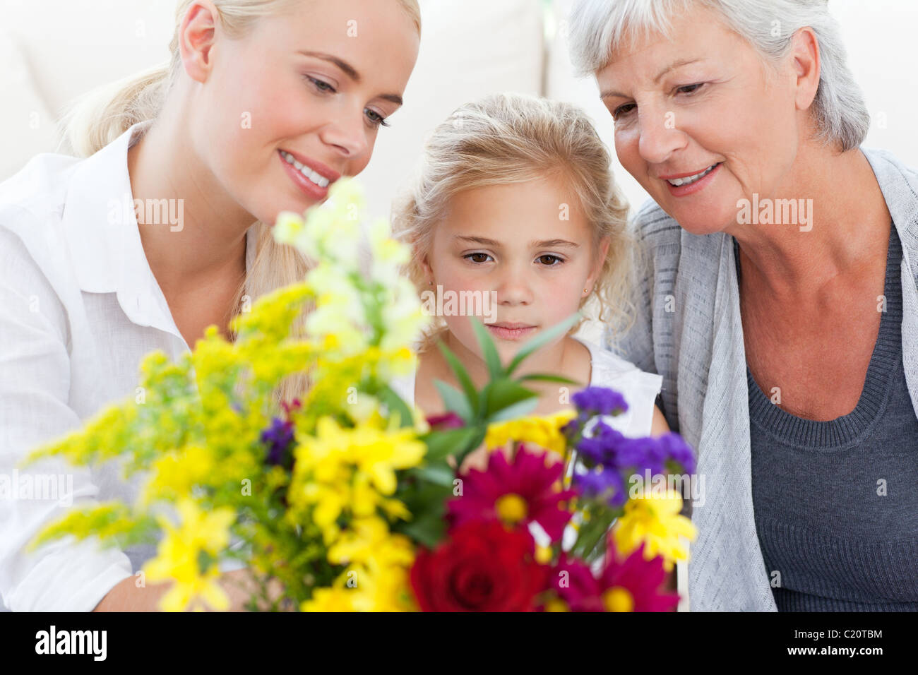 Familia radiante con flores. Foto de stock