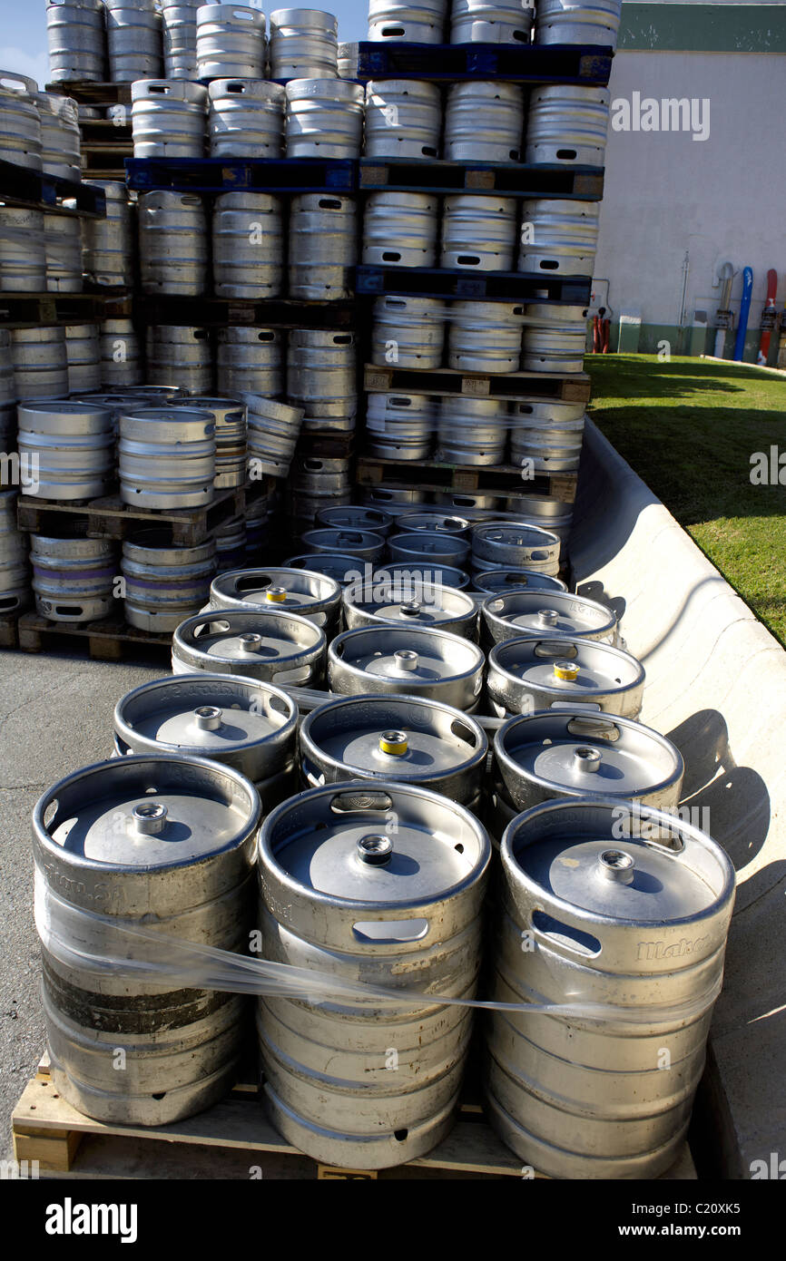 Pila de aluminio, barriles barriles de cerveza barril keg, pilas, aluminio,  pila, cantidad, algunos, muchos Fotografía de stock - Alamy