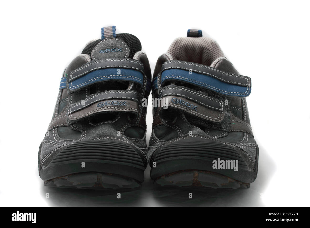 Geox Respira zapatillas de entrenamiento del niño y aceitados Geobuck  suede, gris y azul celeste tamaño 33 (UK) de tamaño 1 Fotografía de stock -  Alamy