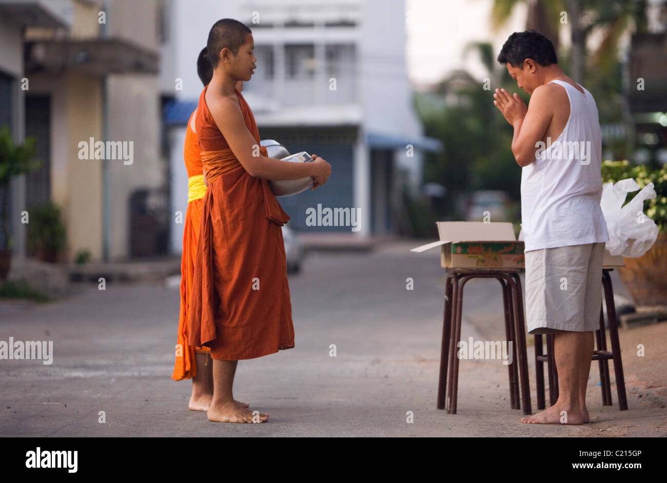 Los monjes reciben mañana limosna de los budistas tailandeses, haciendo mérito en Surin, Surin, Tailandia Foto de stock