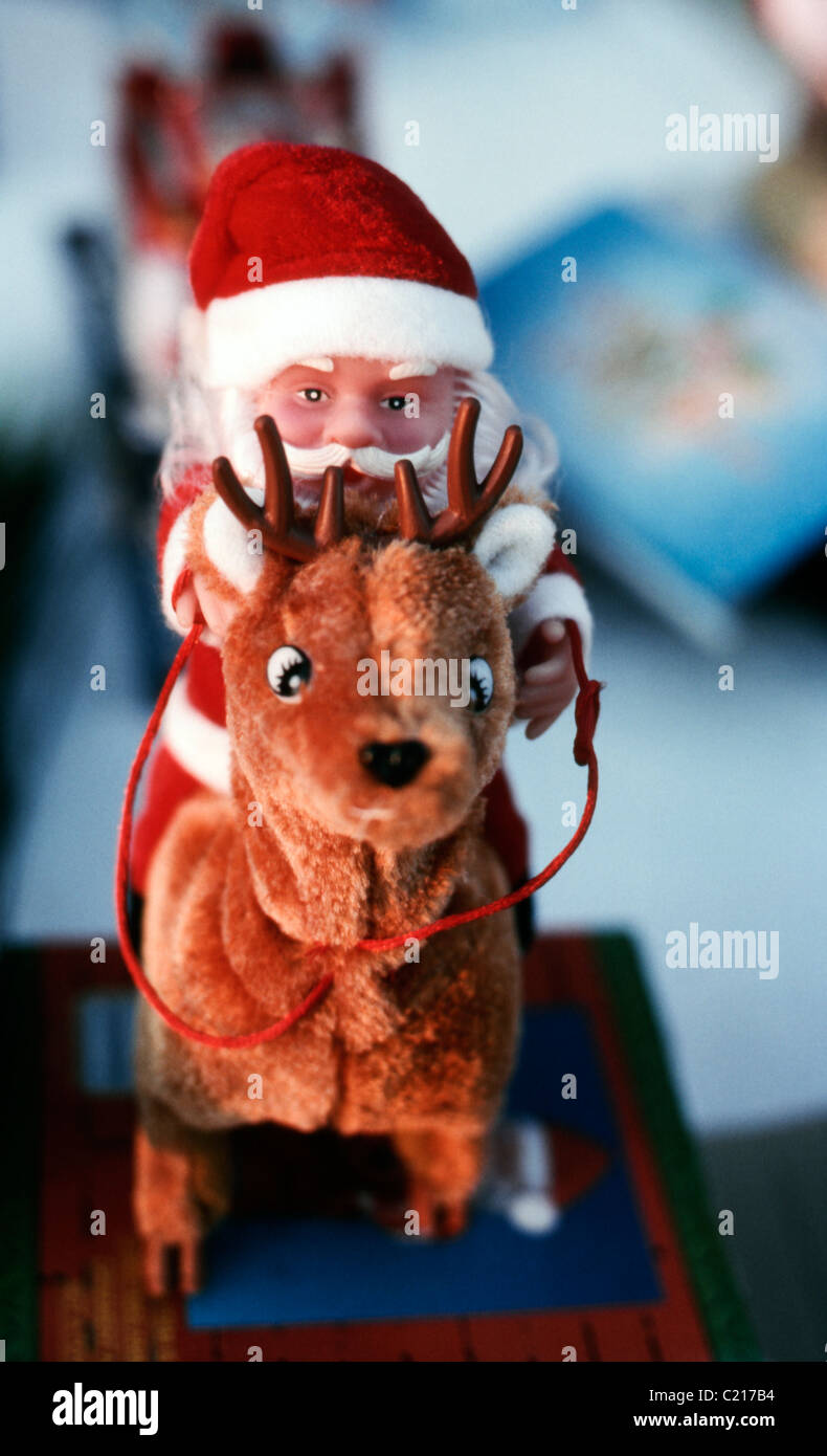 Santa Claus con renos los juguetes de peluche para la venta en un mercado callejero Foto de stock