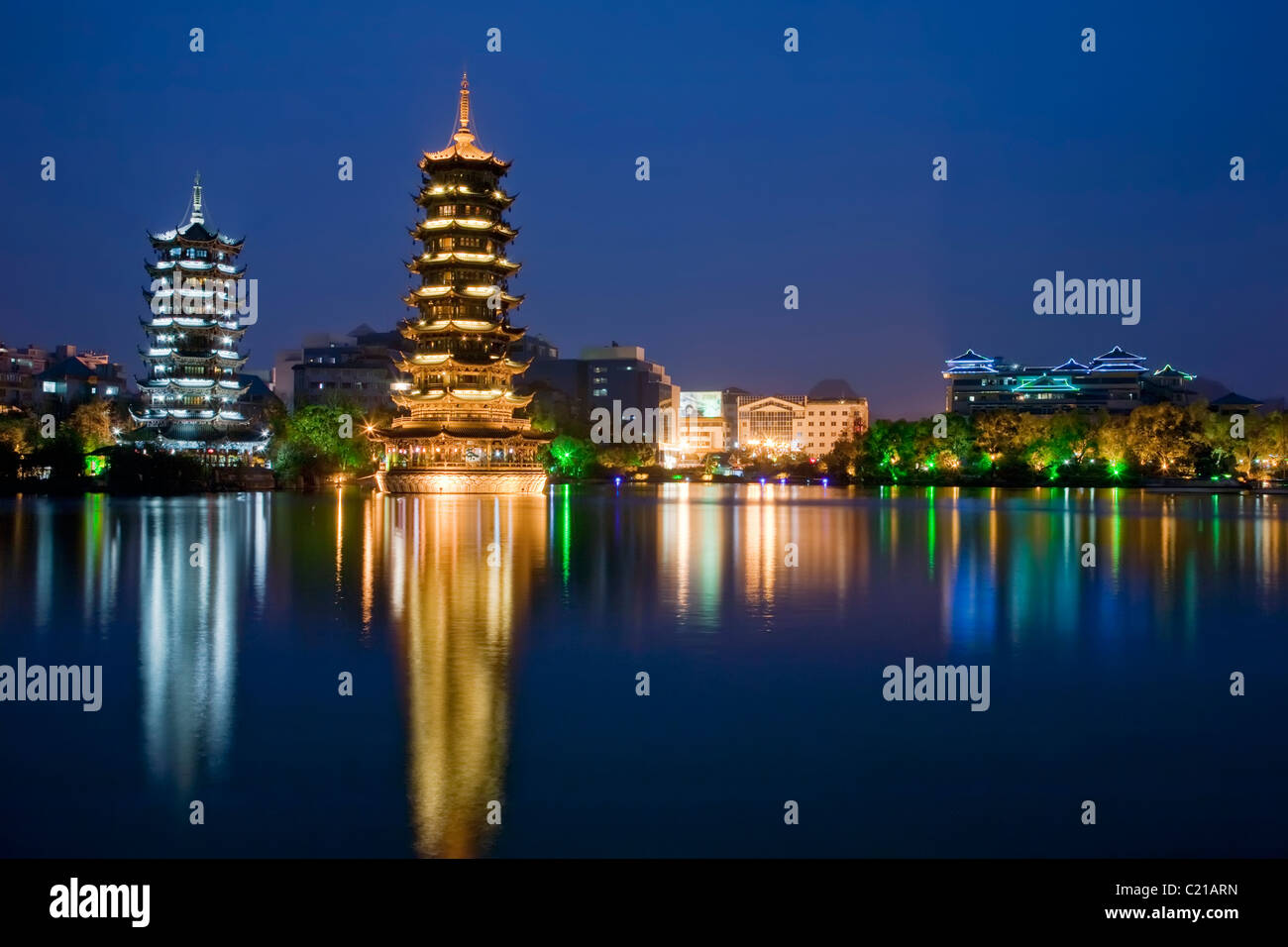 Por la noche la vista de las pagodas de oro y plata, también conocido como el sol y la Luna, pagodas, reflejado en el lago Fir Guilin, China Foto de stock