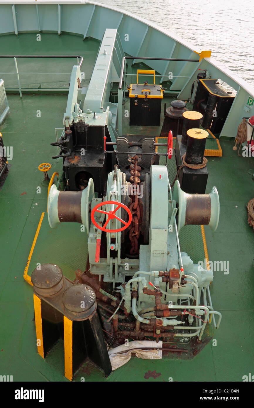 Molinete de ancla y cabrestantes de atraque en el ferry Kennacraig a Port Askaig Foto de stock