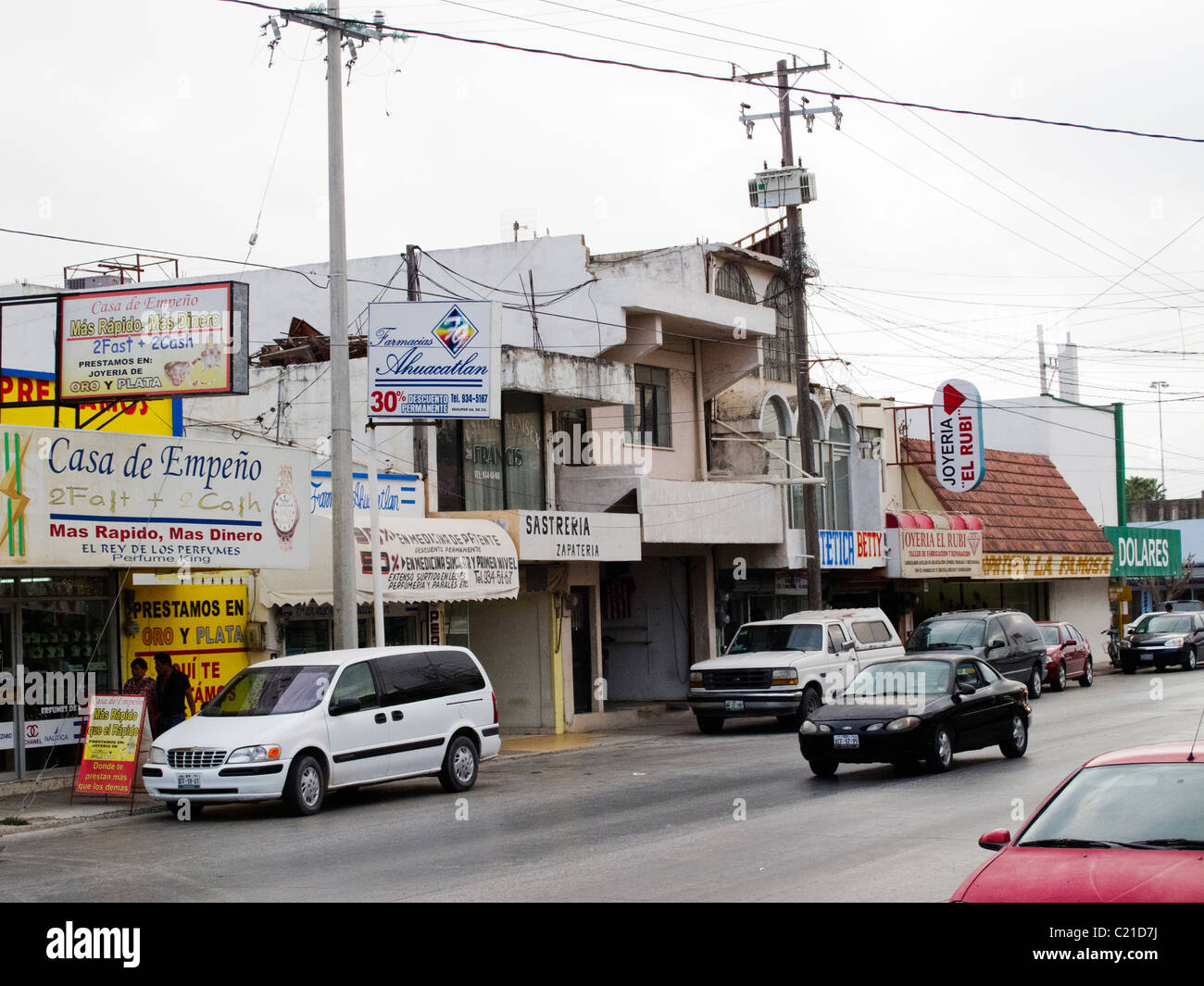 Río Bravo, México calle escena mostrando pequeños comercios y