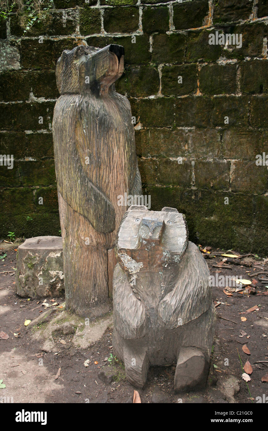 Fosa de los osos esculturas en Eastham Country Park, Wirral, Merseyside, REINO UNIDO Foto de stock