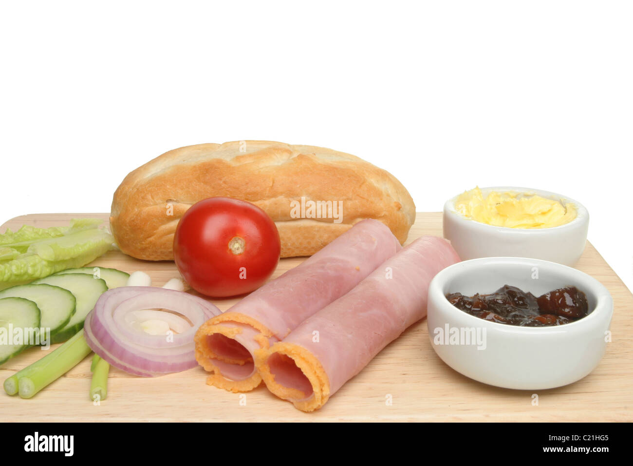 Ingredientes para una ensalada de jamón y pan de baguette roll Foto de stock