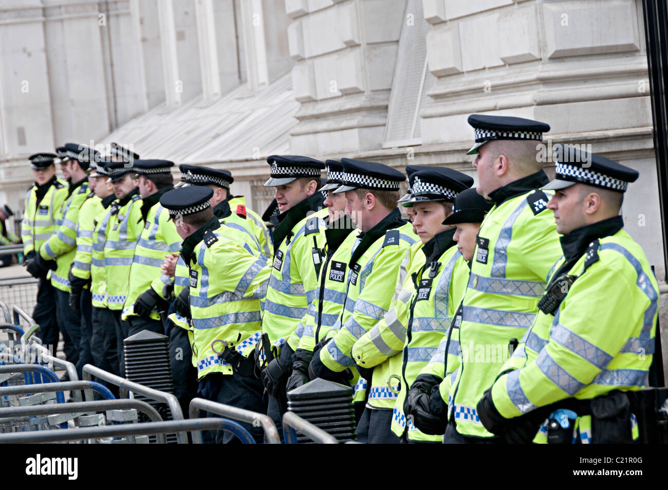 Tuc de marzo para cambiar de Londres el 26 de marzo de 2011 las líneas de la policía frente a Downing Street Foto de stock