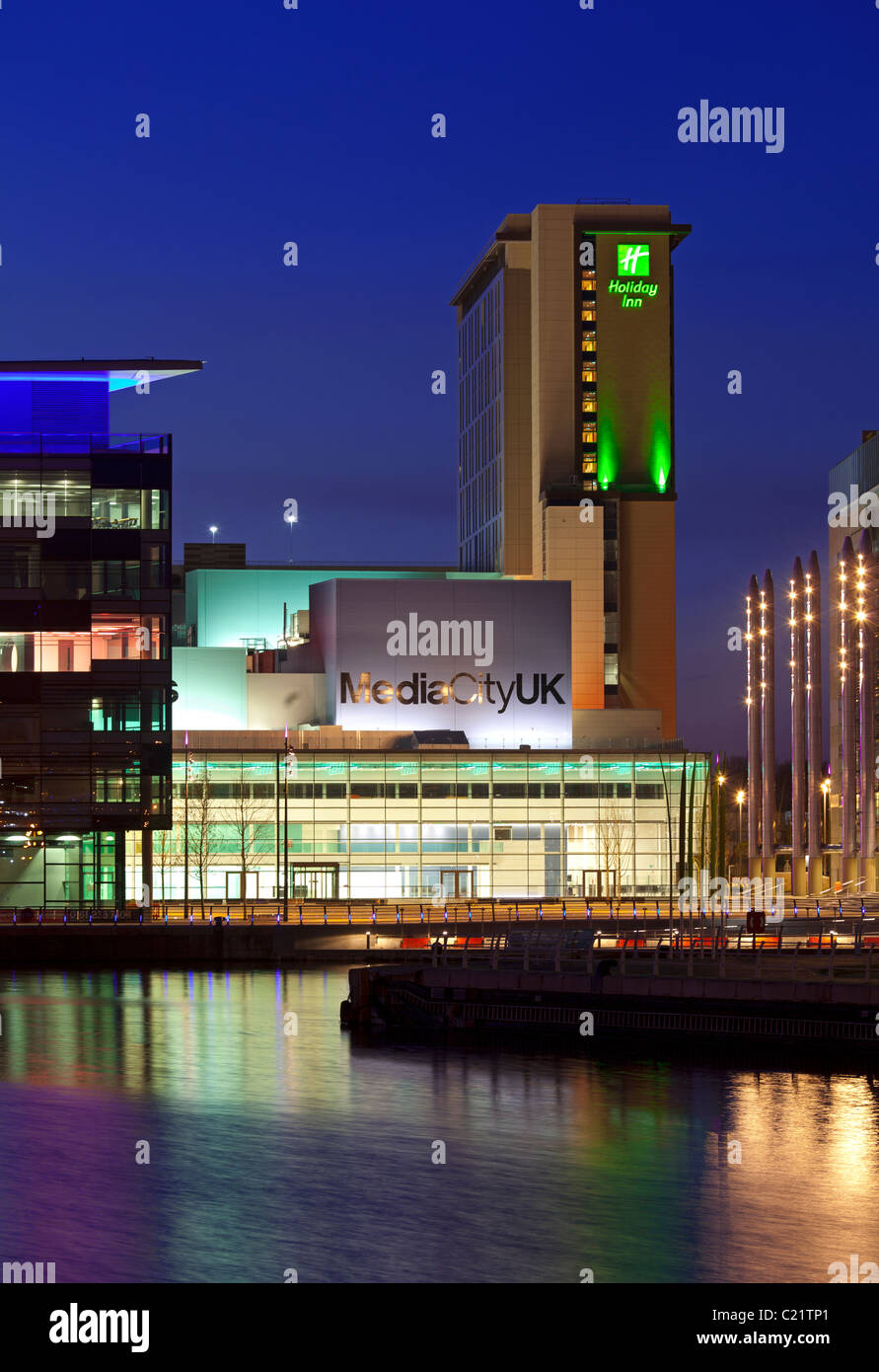 Inglaterra, Greater Manchester, Salford Quays, Media ciudad iluminada en penumbra Foto de stock