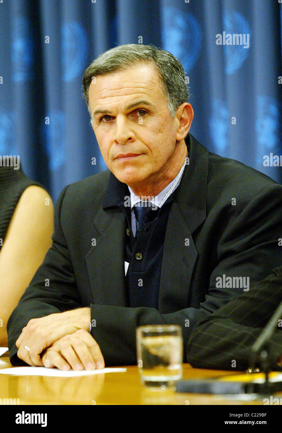 Tony Plana El Elenco Del Espectaculo Abc Ugly Betty Celebrar Una Nada Sino Una Campana Redes Conferencia De Prensa En Las Naciones Unidas Fotografia De Stock Alamy Tony Plana El Elenco Del Espectaculo Abc Ugly Betty Celebrar Una Nada Sino Una Campana Redes Conferencia De Prensa En Las Naciones Unidas Fotografia De Stock Alamy