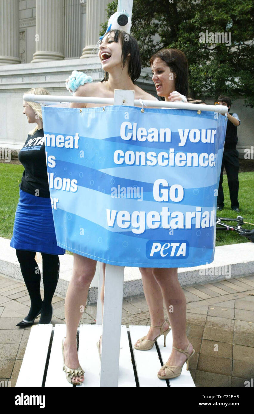 Limpiar su conciencia: ser vegetariano! Dos mujeres desnudas ducha juntos  detrás de una pancarta leyendo 'limpiar su conciencia: Ir Fotografía de  stock - Alamy