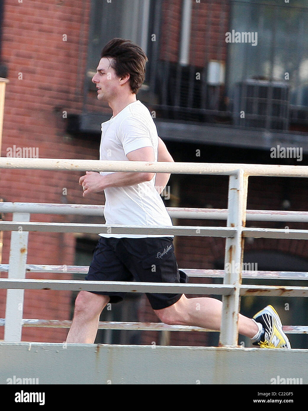 Tom Cruise manteniendo en su condición física entre la película toma correr  en las calles de Boston en Quicksilver shorts y un Fotografía de stock -  Alamy