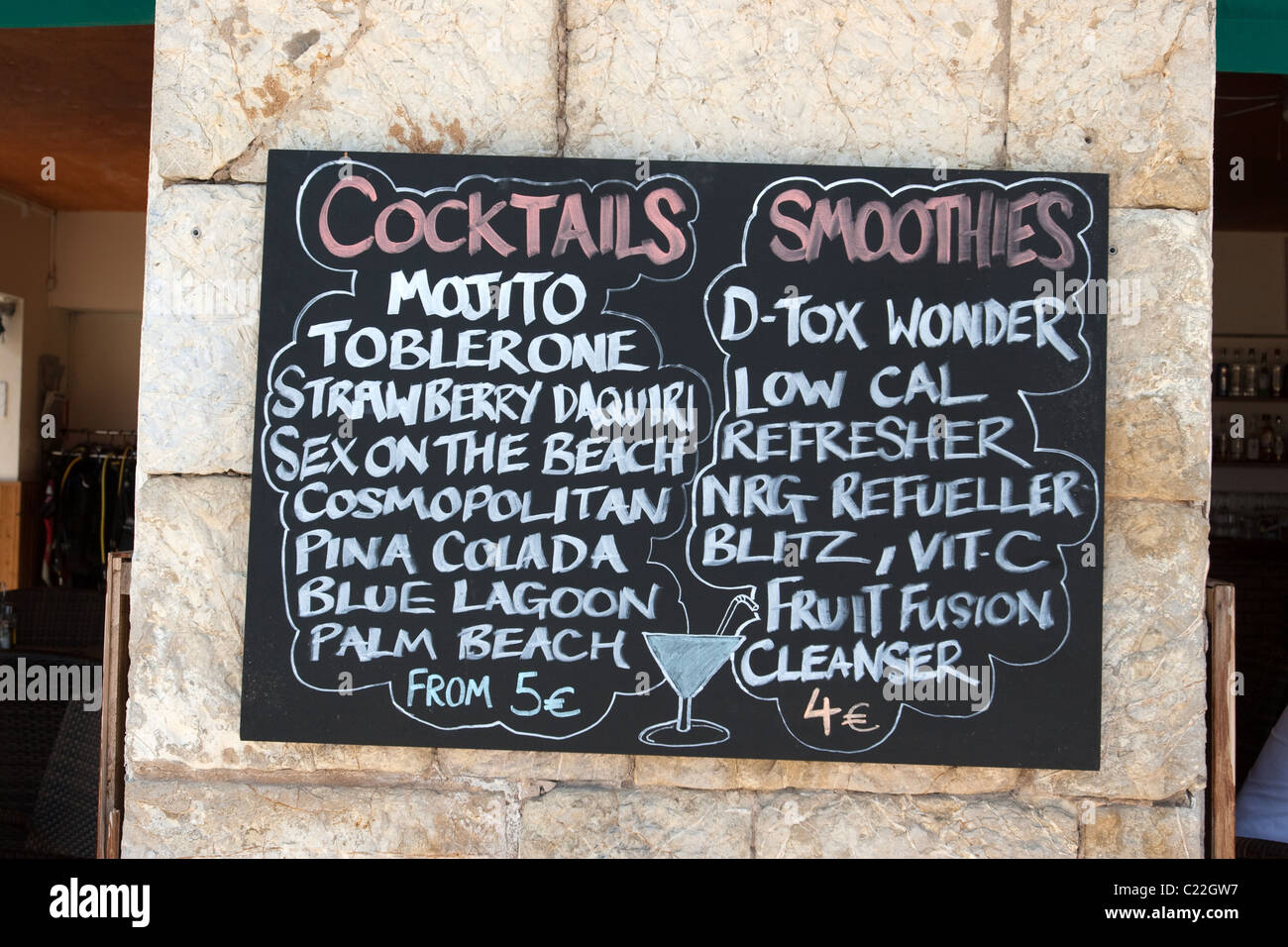 Menú de bebidas sign lista precio cartel cartel aparece en Magaluf Mallorca Baleares España Foto de stock