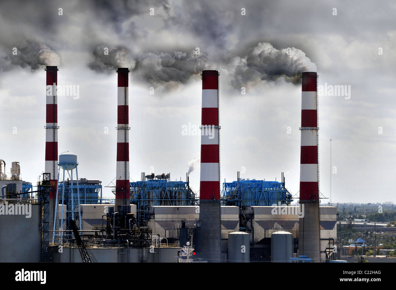 Chimeneas industriales soplando humo en el medio ambiente Fotografía de  stock - Alamy