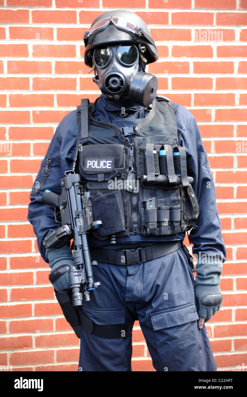 Tácticas de policía oficial de armas de fuego en máscara antigás. SWAT. Oficial de Policía Real. Foto de stock