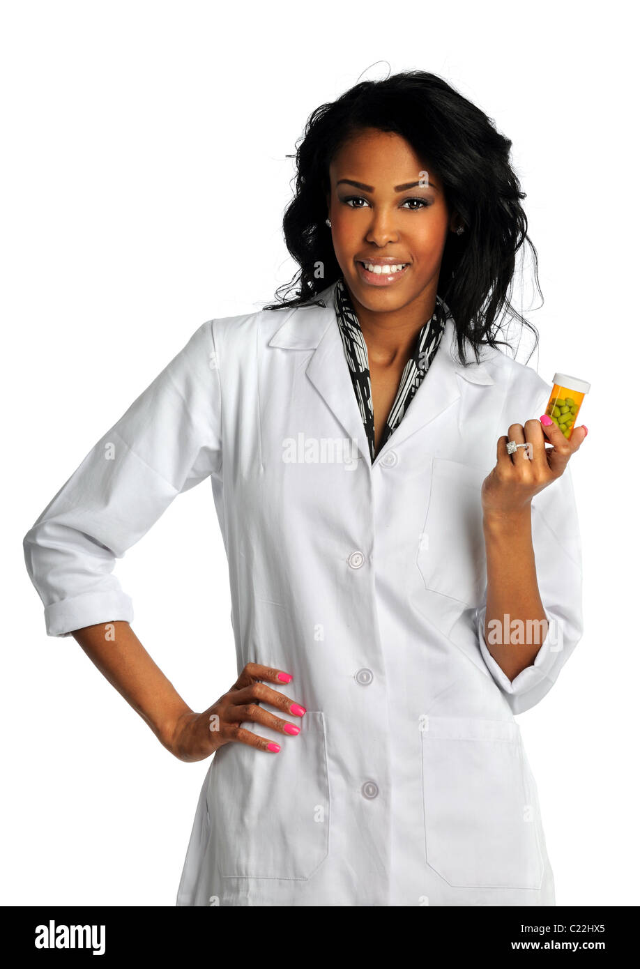 Retrato de hermosa Afroamericanos médico o enfermera celebración medicamentos recetados aislado sobre fondo blanco. Foto de stock
