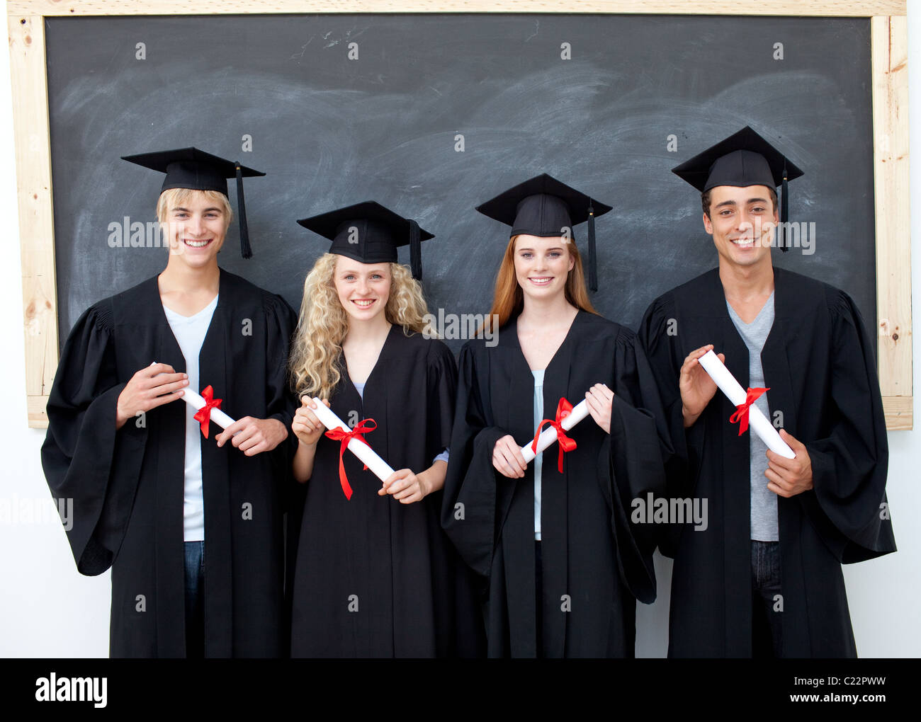 Grupo de adolescentes celebrando después de graduarse Foto de stock