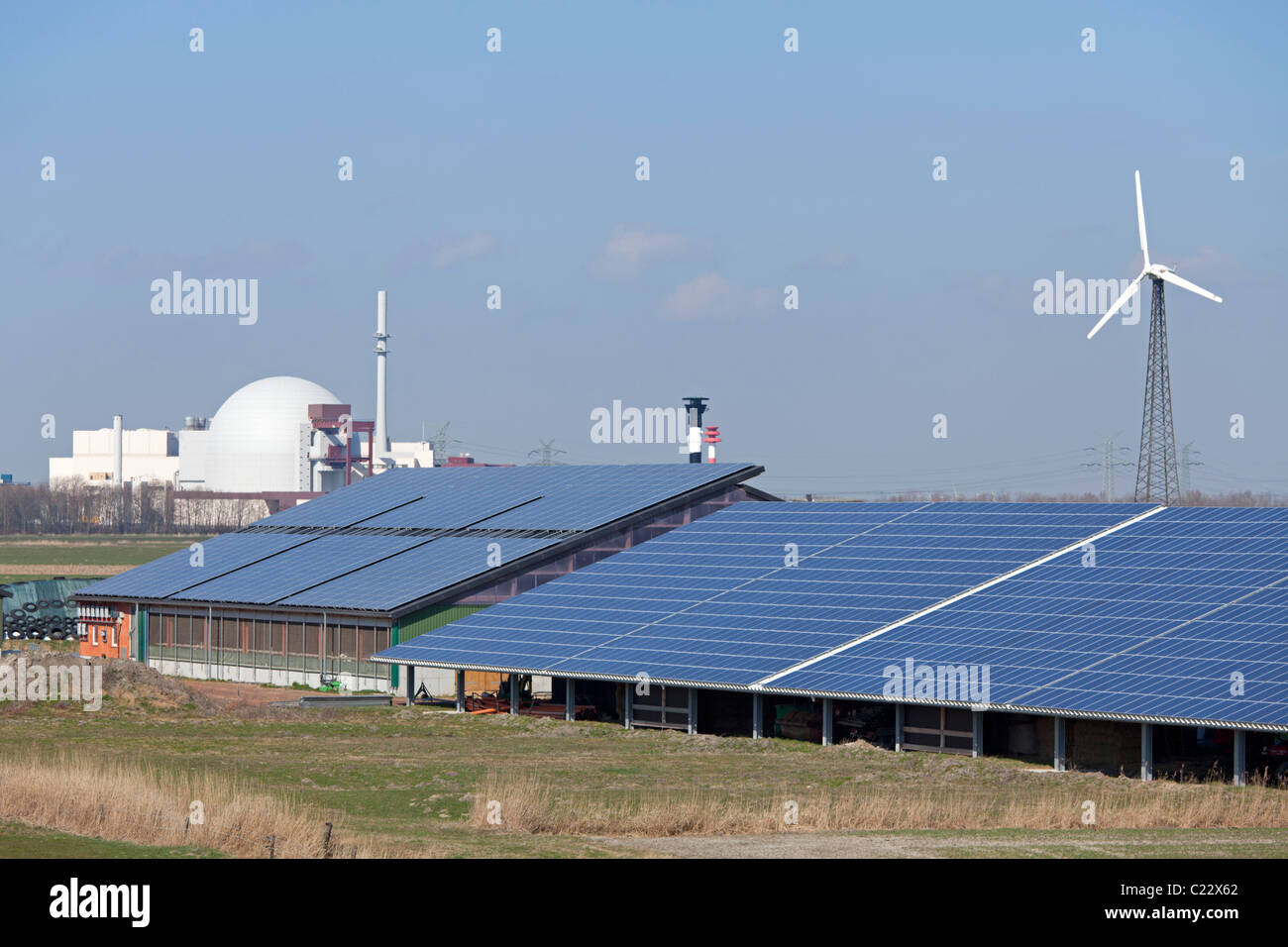 Estación de energía nuclear, el molino de viento y la planta de energía solar, Brokdorf, Schleswig-Holstein, Alemania Foto de stock
