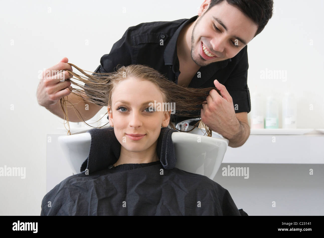 Hombre clientes lavado el cabello en la peluquería Foto de stock