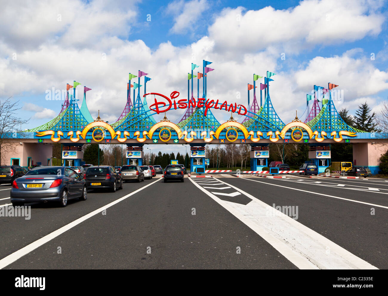Coche principal entrada a Euro Disneyland Paris Francia. Studio Lupica