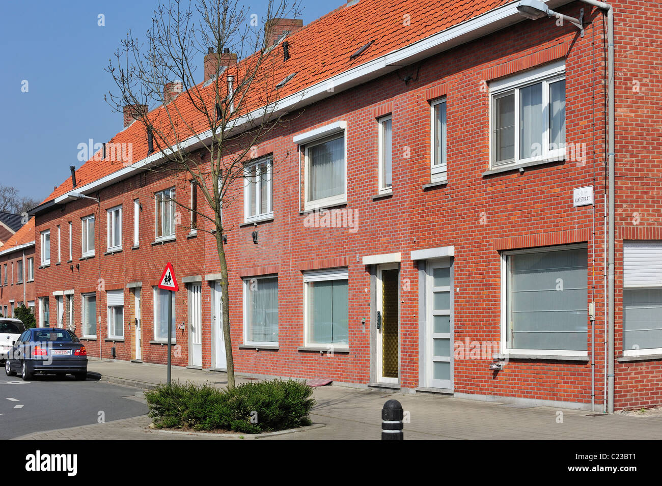 Casas de ladrillo en el suburbio de Flandes, Bélgica Foto de stock