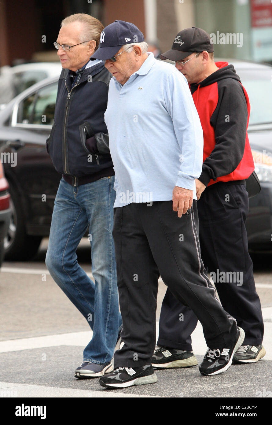 Larry King caminando con amigos desayunando en Nate n Al en Beverly Hills  en Los Ángeles, California - Agente 20.10.09 47 Fotografía de stock - Alamy