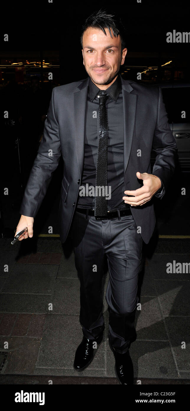 Peter Andre en un traje negro, negra y corbata negra de regresar a su hotel en Londres, Inglaterra - 14.10.09 Fotografía de stock - Alamy