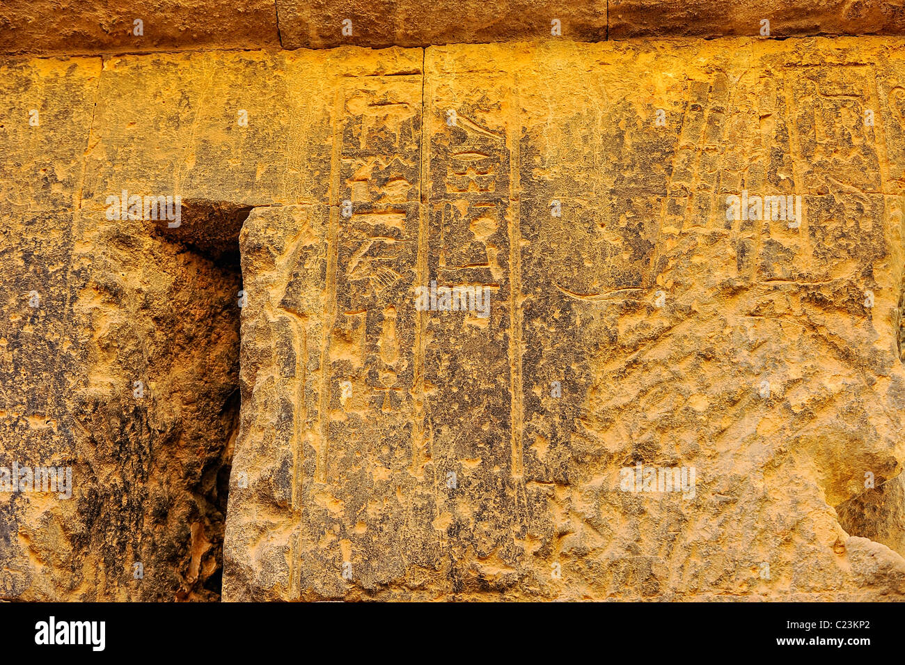 Signos jeroglíficos en una pared del templo de Umm Ubayda, dedicado al culto de Amón en el oasis de Siwa, Desierto occidental, Egipto Foto de stock