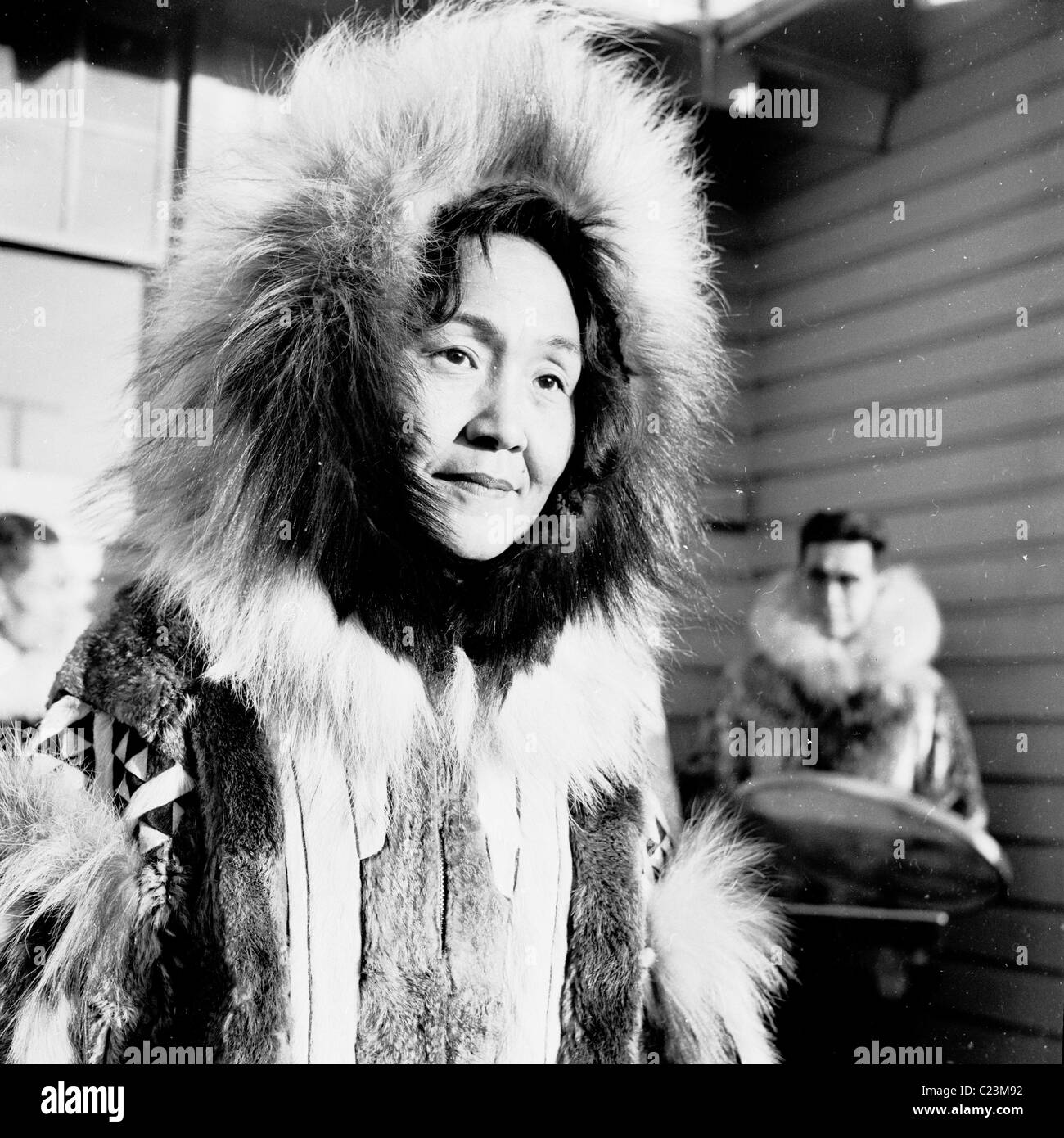 1950. Alaska. Mujer vestida con ropa tradicional de Alaska en esta  histórica fotografía por J Allan efectivo Fotografía de stock - Alamy