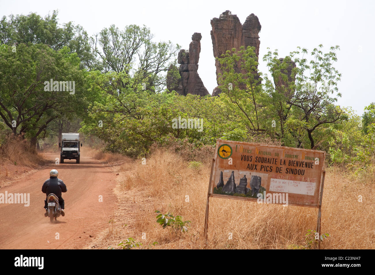 La señal de camino para los picos de Sindou en la ruta entre Banfora y Bobo Dioulasso Foto de stock
