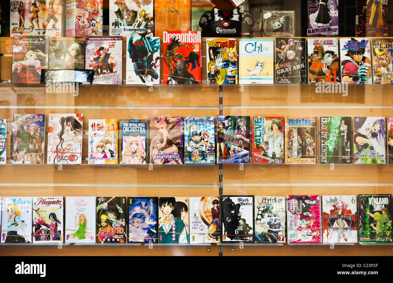 Manga y libros en un escaparate, Francia, Europa Foto de stock