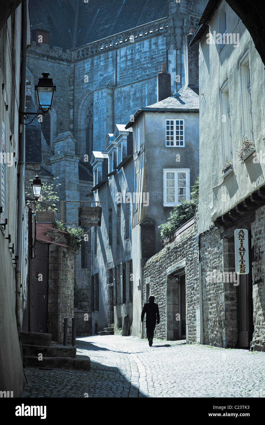 Hombre caminando por una calle medieval antiguas en la ciudad francesa de Vannes, Bretaña, Francia, Europa Foto de stock
