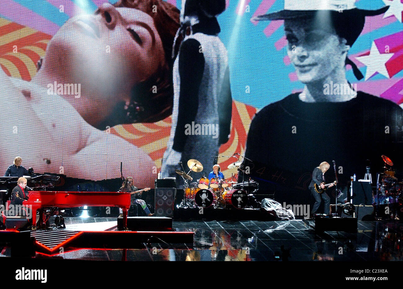 Elton John interpretando en vivo en concierto durante su "Red Piano Tour'  en el estadio de Ahoy. Rotterdam, Países Bajos - 17.10.09 Fotografía de  stock - Alamy