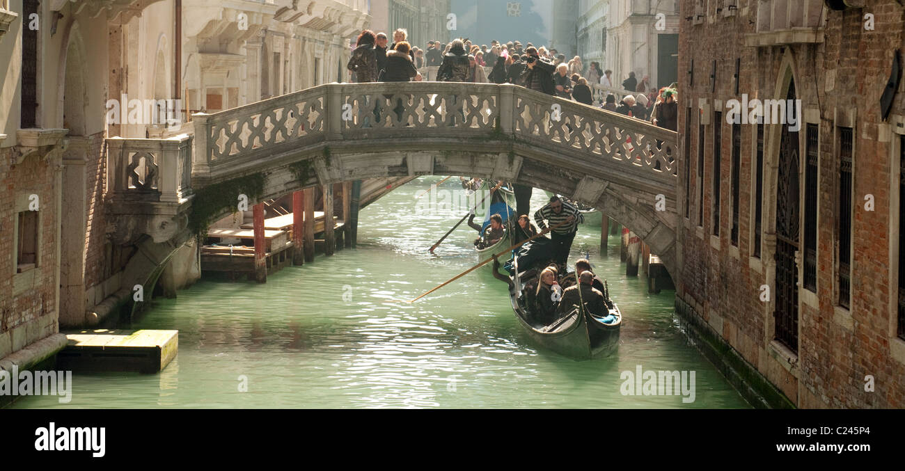 Las góndolas pasar por debajo del puente en los canales de Venecia, Italia Foto de stock