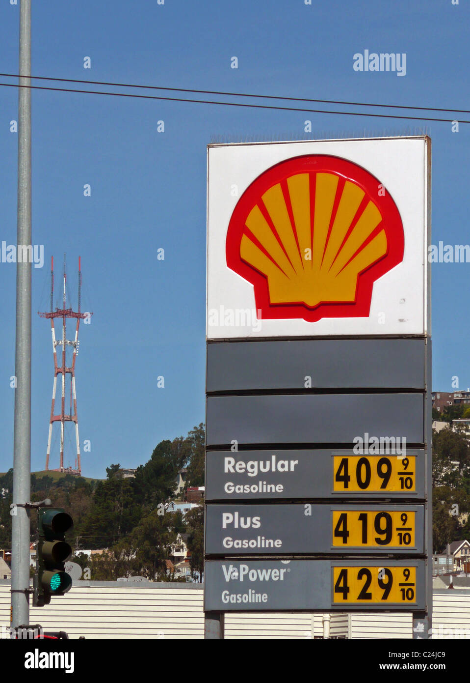 Cartel de la estación de gas Shell que muestra los precios de la gasolina  por encima de $4 por galón, San Francisco, California, 2011 Fotografía de  stock - Alamy