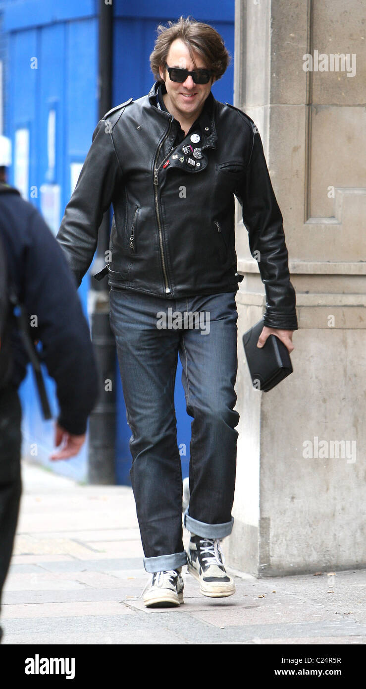 Jonathan Ross llega para presentar su show de la BBC Radio 2 vestido con  una chaqueta de cuero con Ramones insignias en la solapa, Londres  Fotografía de stock - Alamy