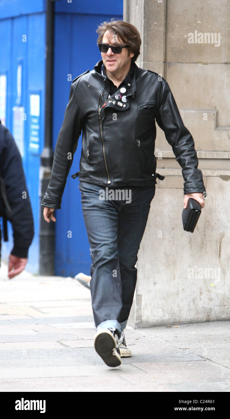 Por el contrario lava multitud Jonathan Ross llega para presentar su show de la BBC Radio 2 vestido con  una chaqueta de cuero con Ramones insignias en la solapa, Londres  Fotografía de stock - Alamy