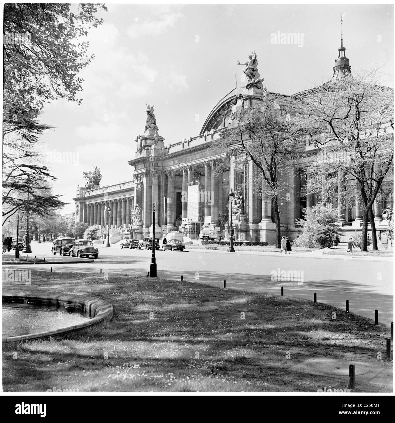 1950s, frente al exterior del Grand Palais des Champs-Elysees, un edificio histórico y sala de exposiciones en la Avenue Winston-Churchill, París, Francia. Foto de stock