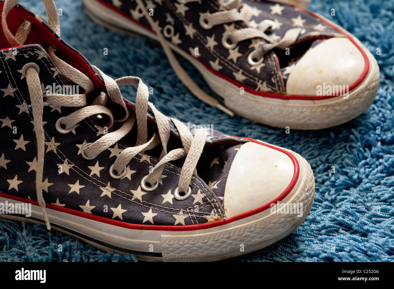 filósofo novela Bajo All Stars hi tops zapatos con diseño americano fabric Fotografía de stock -  Alamy