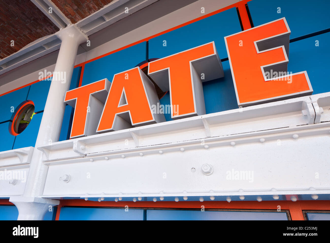 Fuera de la galería Tate, el Albert Dock, Liverpool Foto de stock