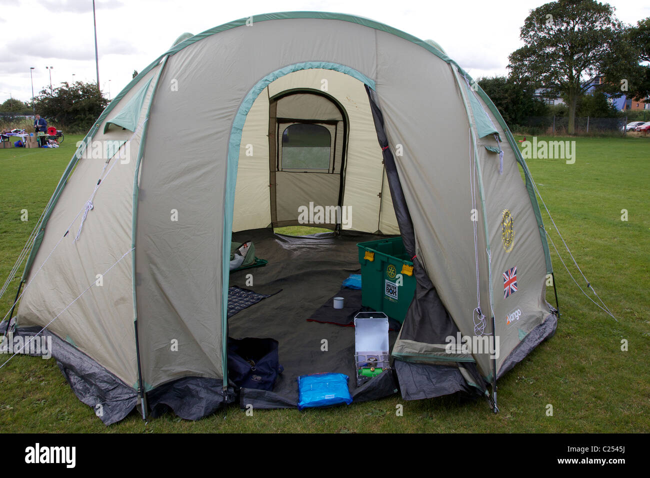 Imagen que muestra la carpa del Shelter Box Fotografía de stock - Alamy