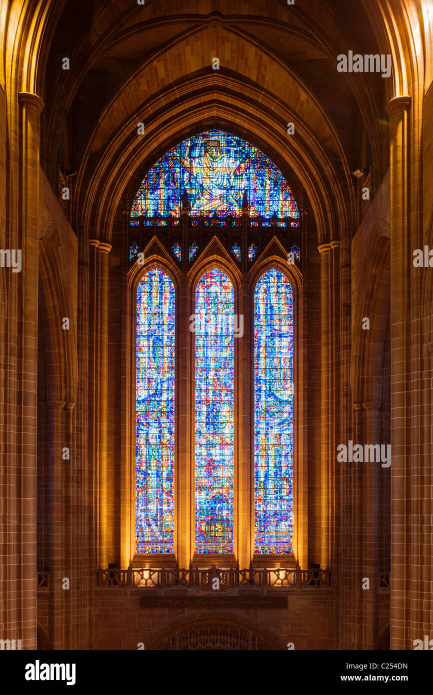 Vidriera en el interior de la catedral de Liverpool, Liverpool Foto de stock