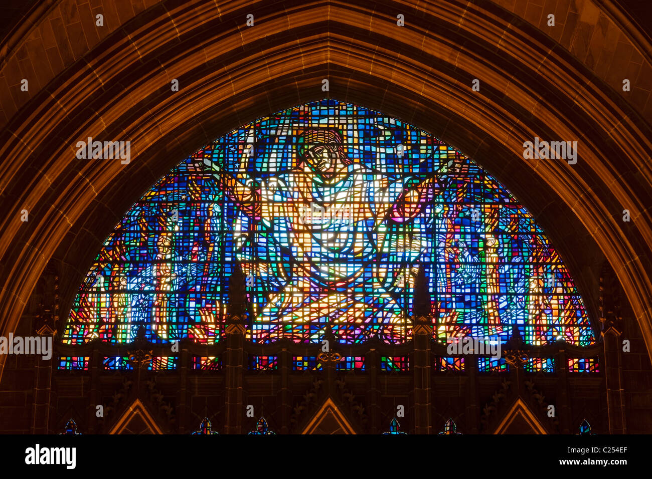 Vidriera en el interior de la catedral de Liverpool, Liverpool Foto de stock
