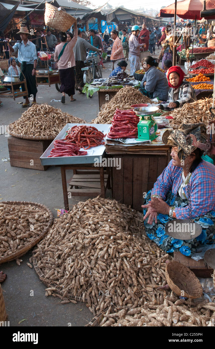 Mercado Zeigyo. Mandalay. Myanmar Foto de stock