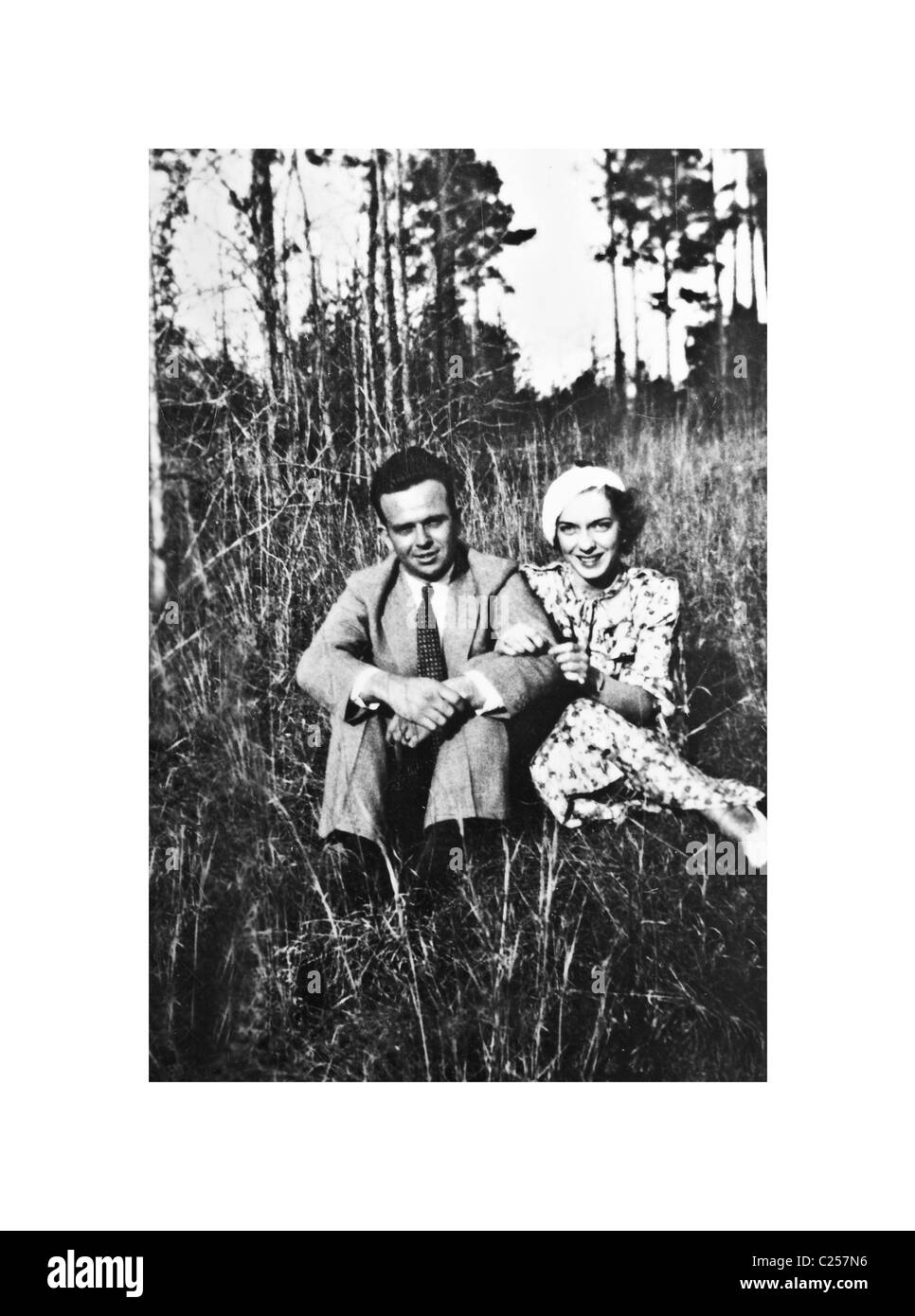 Una antigua imagen de un hombre y una mujer al aire libre. Foto de stock