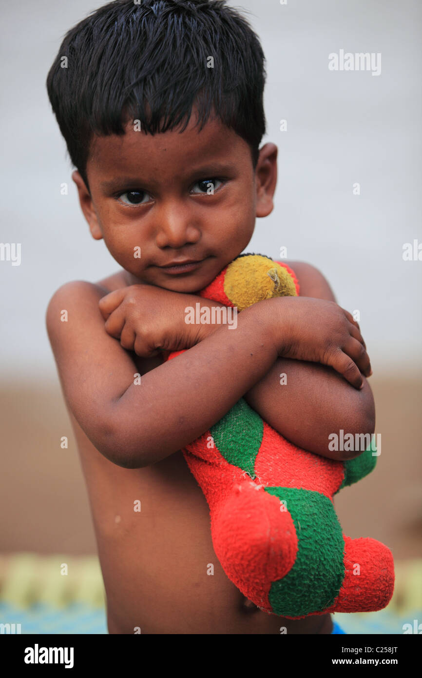 Pueblo Chico jugando con osito Andhra Pradesh en el sur de la India Foto de stock