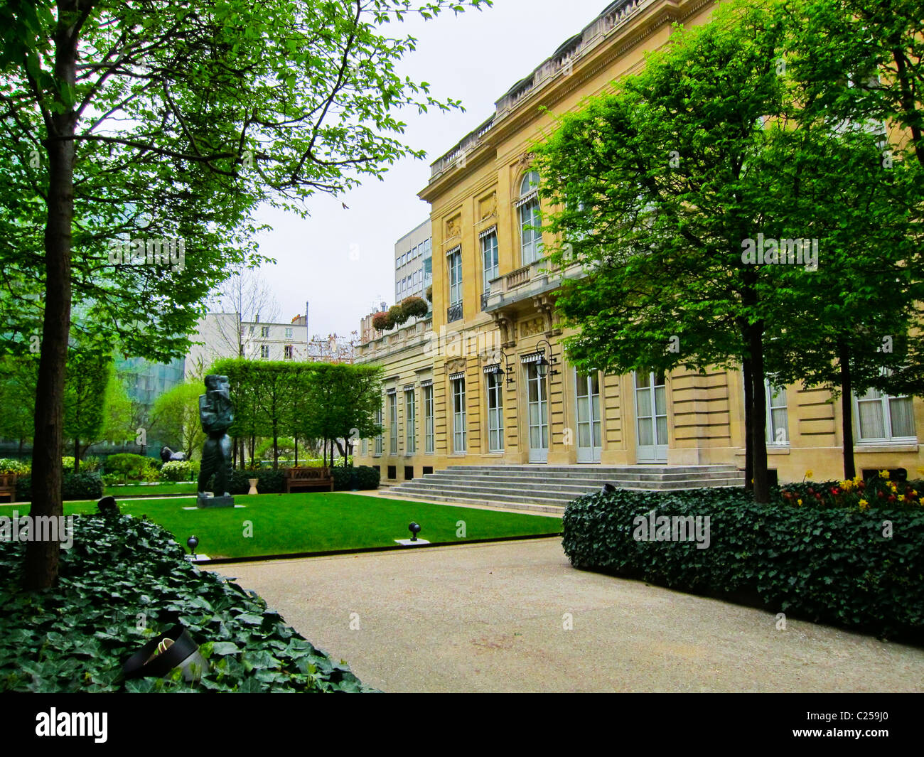París, Francia, el edificio de la Sede de la Corporación de Seguros AXA  Fotografía de stock - Alamy